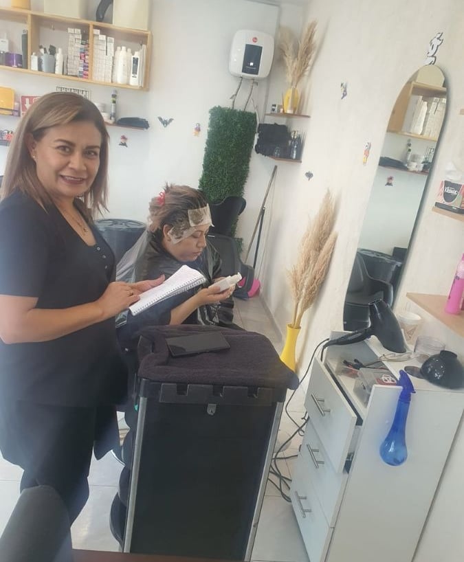 Rosa Alonso trabajando con una clienta en Éclat Beauty Salon